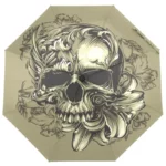 Parapluie pliant gothique avec design de crâne et motifs floraux, idéal pour compléter un style unique et sombre.