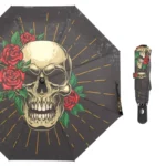 Parapluie pliant gothique noir avec crânes, roses rouges et rayons dorés, parfait pour un style audacieux et une protection stylée