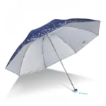 Parapluie pliant manuel motif floral bleu, compact et robuste, intérieur argenté, parfait pour une protection élégante sous la pluie.