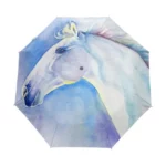 Parapluie pliant avec tête de cheval en aquarelle sur fond bleu, un accessoire élégant et pratique pour les jours de pluie.