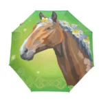Parapluie pliant avec cheval couronné de fleurs sur fond vert, design original et artistique idéal pour la pluie.