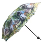 Parapluie rétro illustré de maisons et arbres, accessoire stylé et pratique pour se protéger de la pluie avec élégance.