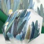 Parapluie robuste avec motif cactus et personnages, teintes vertes et blanches, élégant et artistique pour les jours de pluie.