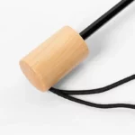 Parapluie robuste avec poignée en bois et cordons noirs, alliant élégance et durabilité pour une protection optimale contre la pluie.