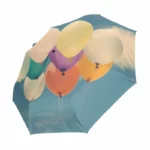 Parapluie romantique avec motifs de ballons flottants sur fond bleu ciel, idéal pour une ambiance colorée et joyeuse.