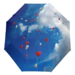 Parapluie romantique décoré d'un ciel bleu orné de cœurs et ballons, idéal pour apporter joie et style même sous la pluie.