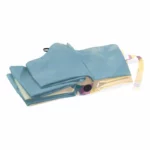 Parapluie romantique plié bleu, élégant et pratique, parfait pour sublimer vos journées de pluie avec style et protection.