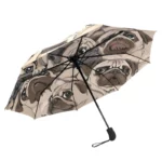 Parapluie solide avec design drôle de têtes de carlin sur fond beige, pour une touche originale et stylée sous la pluie.
