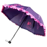 Parapluie vintage élégant violet à motifs roses, avec volants roses, idéal pour allier style rétro et protection contre la pluie.