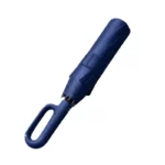 Parapluie tempête durable, compact bleu, replié, poignée ergonomique - idéal pour résister aux intempéries et au vent fort.