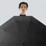 Parapluie tempête durable avec design minimaliste, parfait pour affronter les intempéries avec style, fond gris clair.