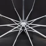 Parapluie tempête robuste noir avec structure en métal renforcé, conçu pour résister aux vents forts et intempéries.