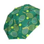Parapluie motif tennis avec raquettes et balles sur fond vert, accessoire indispensable pour les fans de sports et de style.
