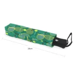 Parapluie vert motif raquettes et balles de tennis, compact et pratique, longueur 28 cm replié, idéal pour les fans de tennis.