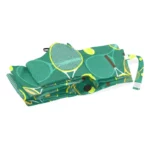Parapluie pliant motif tennis avec raquettes et balles sur fond vert, accessoire idéal pour les amateurs de sport et originalité.
