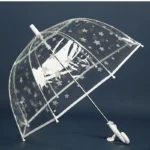 Parapluie transparent léger avec motifs d'étoiles blanches, design élégant et pratique pour se protéger de la pluie avec style.