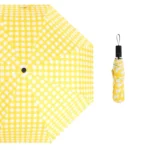 Parapluie motif vichy jaune, ouvert et plié, alliant style et praticité pour une protection élégante contre la pluie.