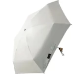 Petit parapluie grenouille blanc, design minimaliste, texture lisse, idéal pour rester au sec avec style et élégance.