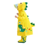 Poncho bébé coloré et imperméable motif dinosaure, enfant heureux sous la pluie avec bottes assorties de la collection [Collection].