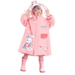 Poncho bébé coloré pour fille, motif lapin rose, protection idéale contre la pluie, accessoire mignon et pratique pour enfants.