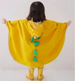 Poncho bébé léger jaune avec capuche à motif amusant et écailles colorées, parfait pour protéger les tout-petits sous la pluie.