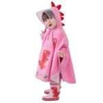 Poncho bébé léger de la collection [Collection], design mignon et pratique, parfait pour protéger les petits lors des journées pluvieuses.