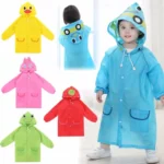 Poncho bébé long coloré pour enfants, motifs animaux et fruits, disponible en jaune, bleu, rose, rouge et vert, idéal contre la pluie.