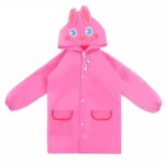 Poncho bébé long imperméable rose avec capuche lapin et poches, protection ludique contre la pluie pour enfants.