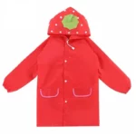 Poncho bébé long imperméable rouge à pois blancs avec capuche verte, idéal pour protéger les tout-petits sous la pluie.