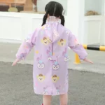 Poncho bébé à longues manches violet avec motifs d'animaux souriants, idéal pour l'extérieur, design tendance et confortable.