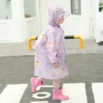 Poncho bébé manches longues violet à motifs colorés, pratique pour la pluie, issu de la collection [Collection].