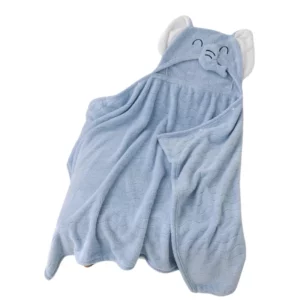 Poncho de bain doux bébé en peluche bleue avec capuche éléphant et oreilles blanches, idéal pour garder bébé au chaud après le bain.