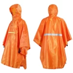 Poncho homme orange avec capuche, poche zippée et bande réfléchissante à l’arrière, idéal pour la sécurité sous la pluie.