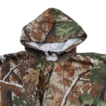 Poncho homme camouflage avec capuche, imperméable et idéal pour les activités outdoor par temps de pluie.