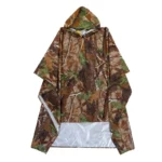 Poncho homme camouflage avec capuche, design feuillage, parfait pour rester sec et discret lors d'activités en plein air.