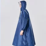 Poncho homme imperméable bleu avec capuche, idéal pour se protéger de la pluie lors de vos sorties en extérieur.