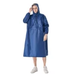 Homme portant un poncho imperméable bleu avec capuche, pratique et élégant, idéal contre la pluie. Style [Collection].