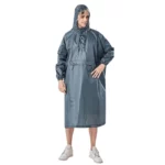 Poncho homme imperméable gris avec capuche, élégant et pratique, parfait pour rester au sec sous la pluie.