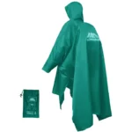 Poncho homme long vert vif avec capuche, plié avec son sac de transport compact, parfait pour rester au sec pendant la pluie.