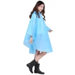 Poncho pluie avec capuche en bleu clair, idéal pour femme, parfait pour se protéger des intempéries avec style et confort.