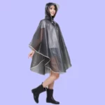 Poncho pluie transparent avec capuche pour femme, protection élégante contre la pluie, parfait pour toutes occasions en extérieur.