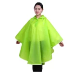 Poncho de pluie vert clair pour femme avec capuche, élégant et pratique, idéal pour rester au sec lors des journées pluvieuses.