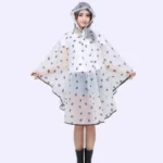 Poncho pluie transparent à motifs de lèvres, tendance et coloré, parfait pour rester au sec avec style sous la pluie.