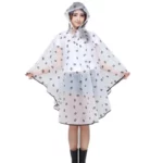 Poncho pluie transparent avec motifs noirs porté par une femme, accessoire coloré et élégant pour se protéger de la pluie.