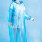 Poncho pluie voyage en plastique bleu, léger et pratique, parfait pour protection contre la pluie en déplacement ou randonnée.