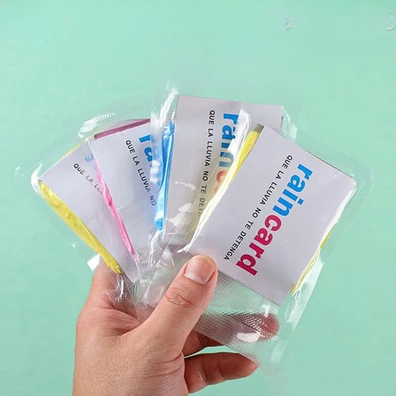 Poncho pluie de voyage 5 pièces colorés 'raincard', portable et compact, idéal pour rester au sec lors de vos déplacements.
