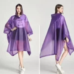 Femme avec poncho pluie transparent violet à capuche, vue face/dos, style moderne et pratique, parfait pour temps pluvieux.