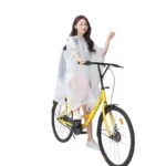 Femme portant un poncho pluie imperméable transparent, conduisant un vélo jaune sous la pluie - idéal pour toutes les collections.