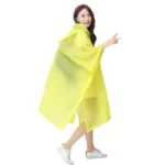 Jeune femme souriante en poncho pluie imperméable jaune clair, offrant confort et style de la collection [Collection].