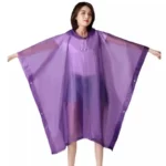 Poncho pluie violet transparent pour femme avec capuche et manches larges, pratique et élégant contre la pluie.